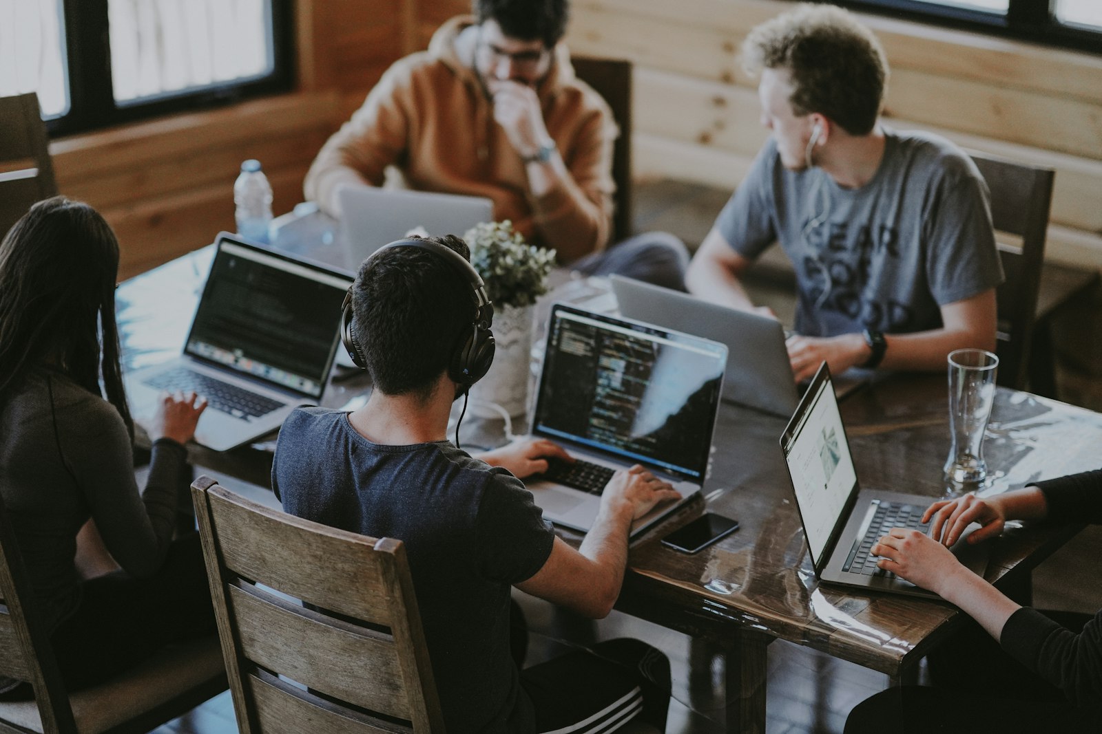 Entwicklerteam arbeitet gemeinsam am Code